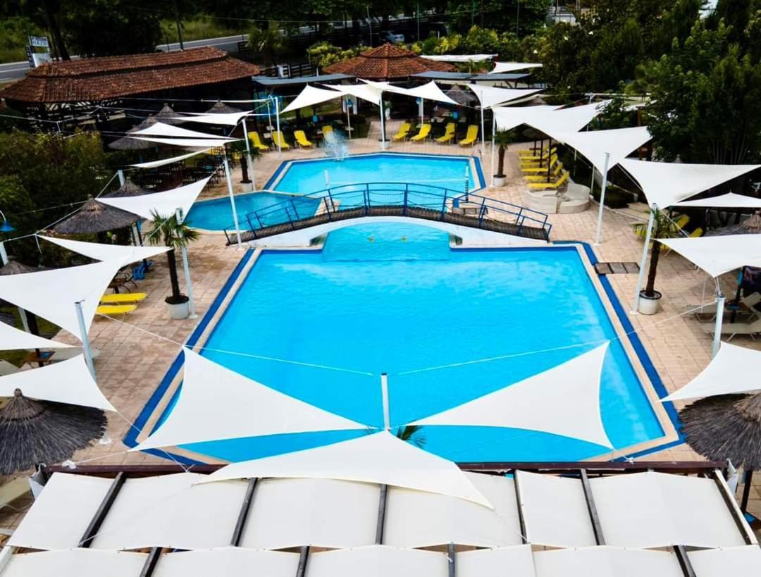 Hotel Oasi Káto Loutrákion Exterior foto